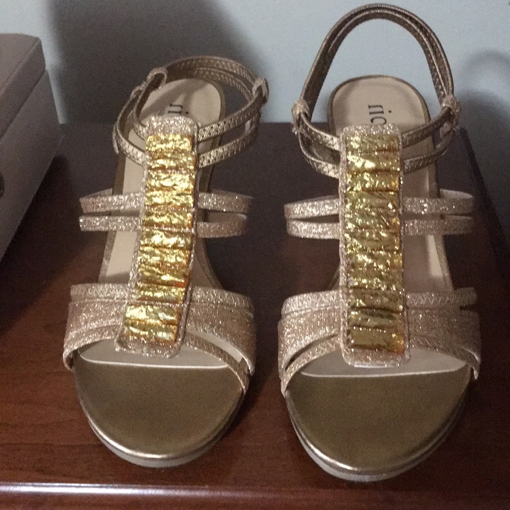 Like new Gold strappy shoes - Picture 3 of 8